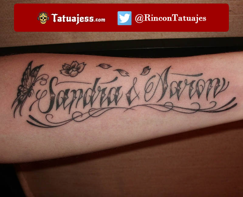 Tatuaje de nombre en el brazo (SANDRA Y AARON)