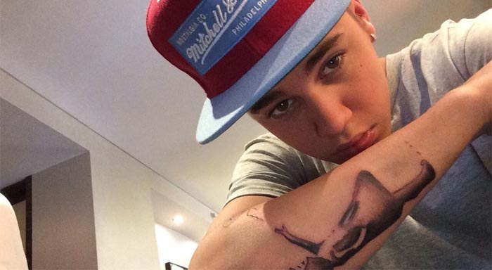 Niña con un globo - Nuevo tatuaje de Justin Bieber