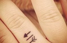 tatuaje de flechas en dedo