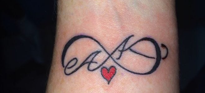 diseño tatuaje letra inicial e infinito