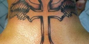 tatuaje cruz en la nuca