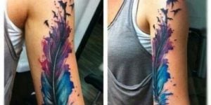 tatuaje de pluma mujer brazo