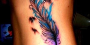 tatuaje pluma abdomen