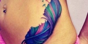tatuaje pluma colorido