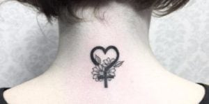 tatuajes pequeños en el cuello