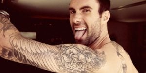 Tatuajes Adam Levine derecho