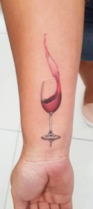 Tatuajes sobre vino y uvas